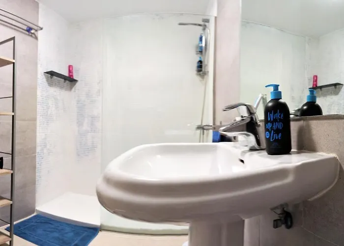 The Spot House בית הארחה